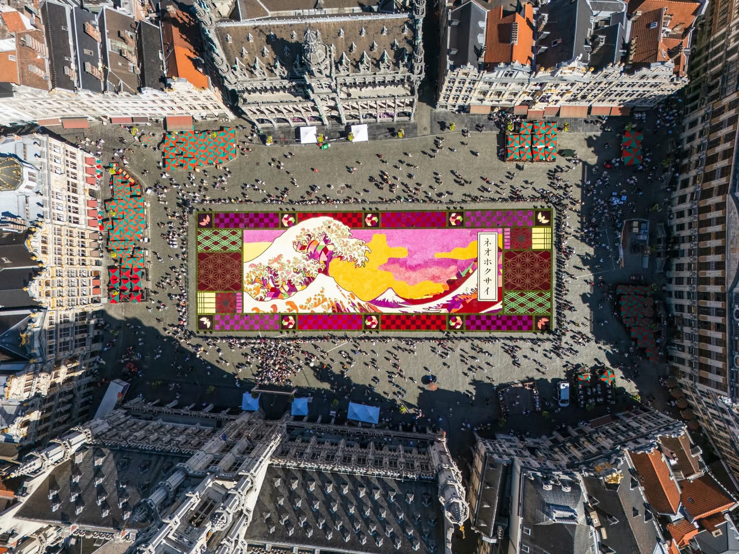 A Grande Onda de Hokusai em Bruxelas, feita de flores