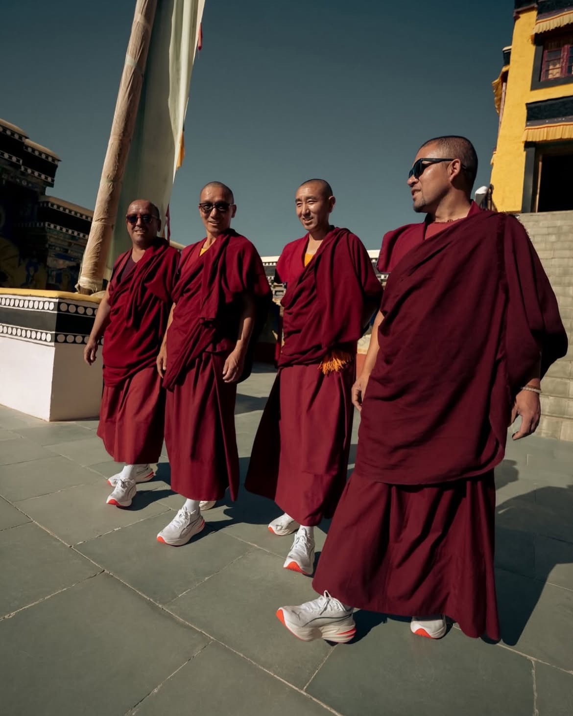 Monges budistas calçam Puma para uma corrida entre movimento e meditação